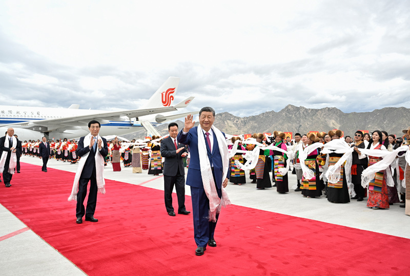 习近平率中央代表团抵达拉萨出席西藏自治区成立60周年庆祝活动